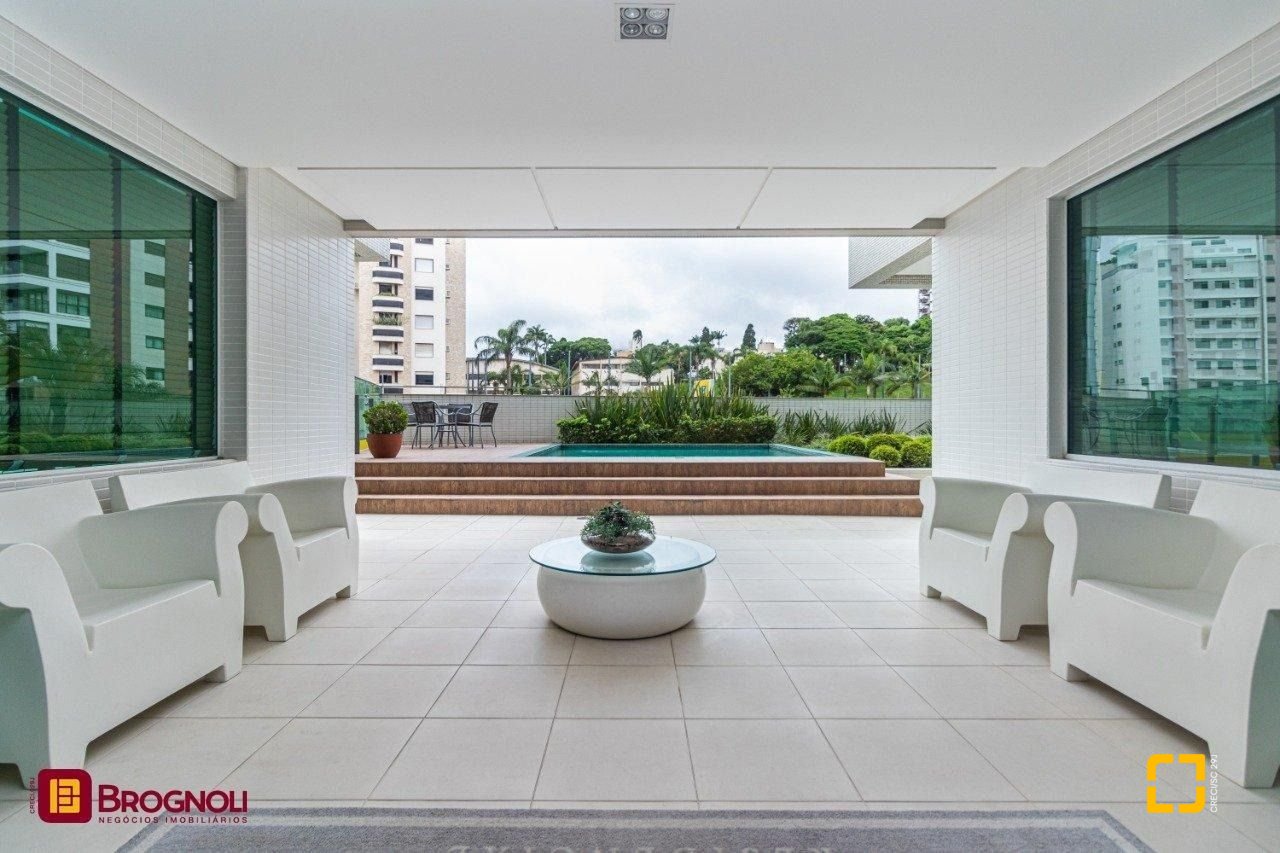 Apartamento com 112m², 4 quartos (sendo 2 suítes), 2 garagens, no bairro Centro em Florianópolis
