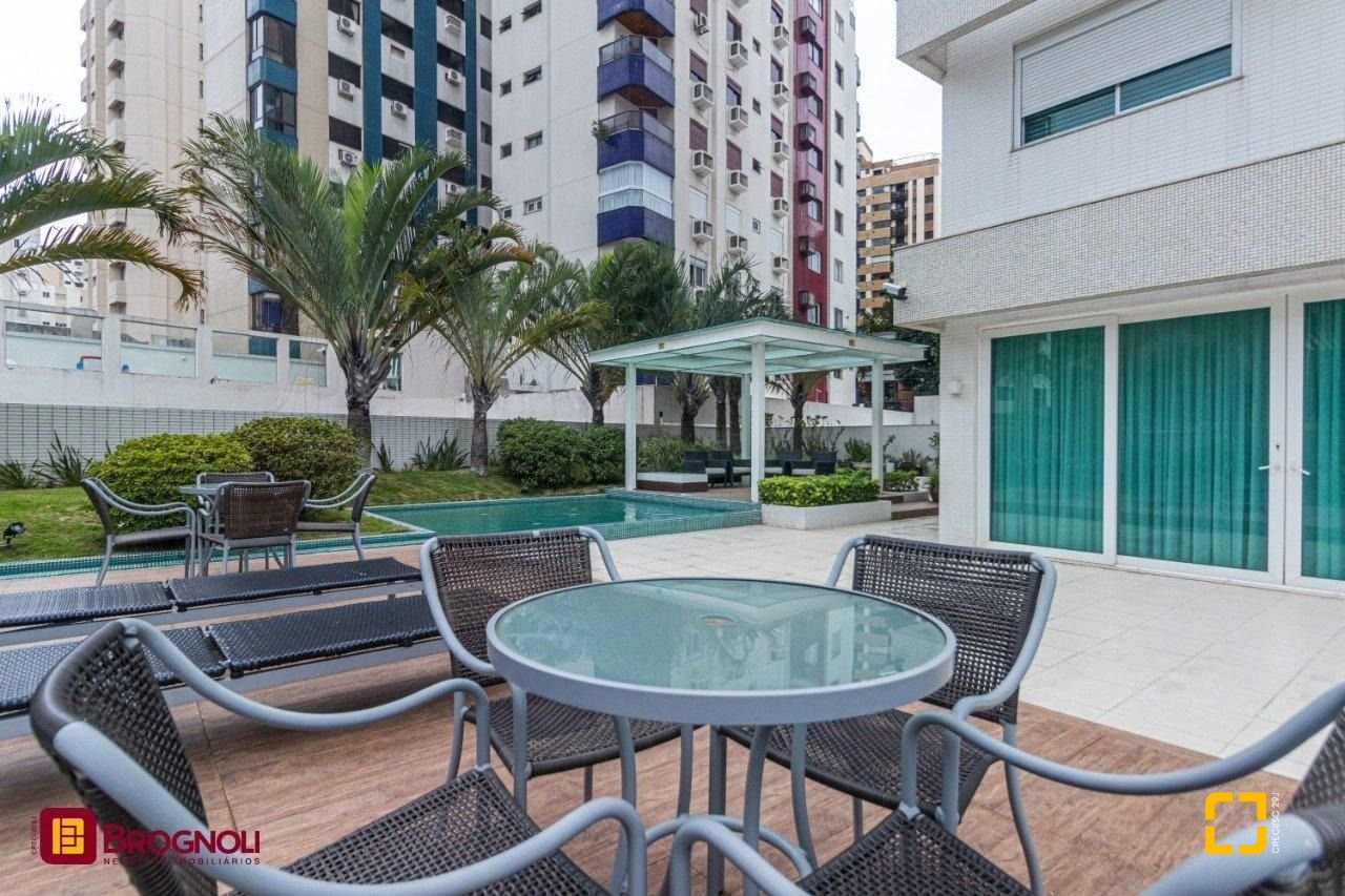 Apartamento com 112m², 4 quartos (sendo 2 suítes), 2 garagens, no bairro Centro em Florianópolis