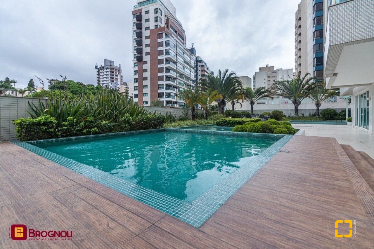 Apartamento com 112m², 4 quartos (sendo 2 suítes), 2 garagens, no bairro Centro em Florianópolis