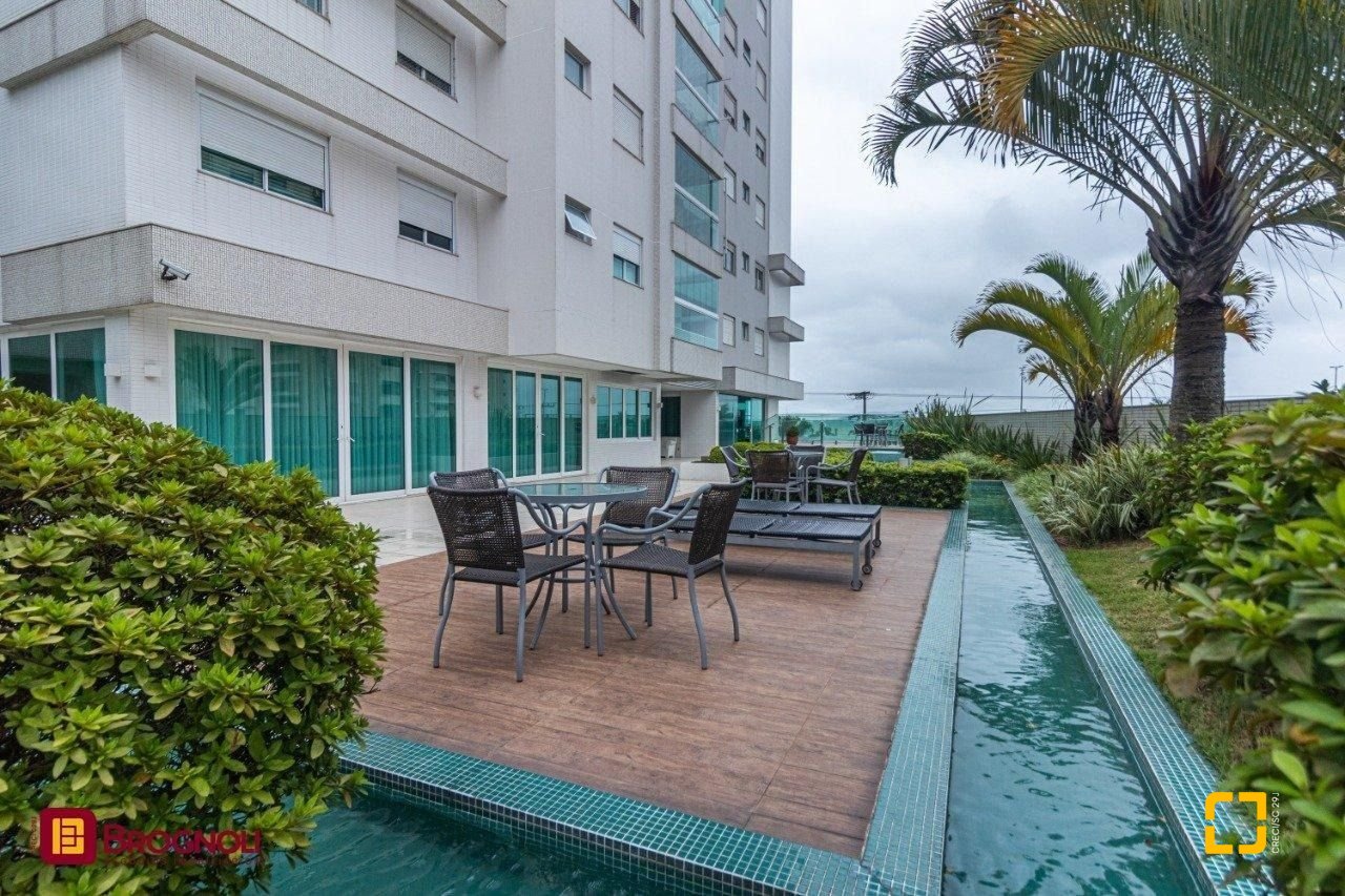Apartamento com 112m², 4 quartos (sendo 2 suítes), 2 garagens, no bairro Centro em Florianópolis