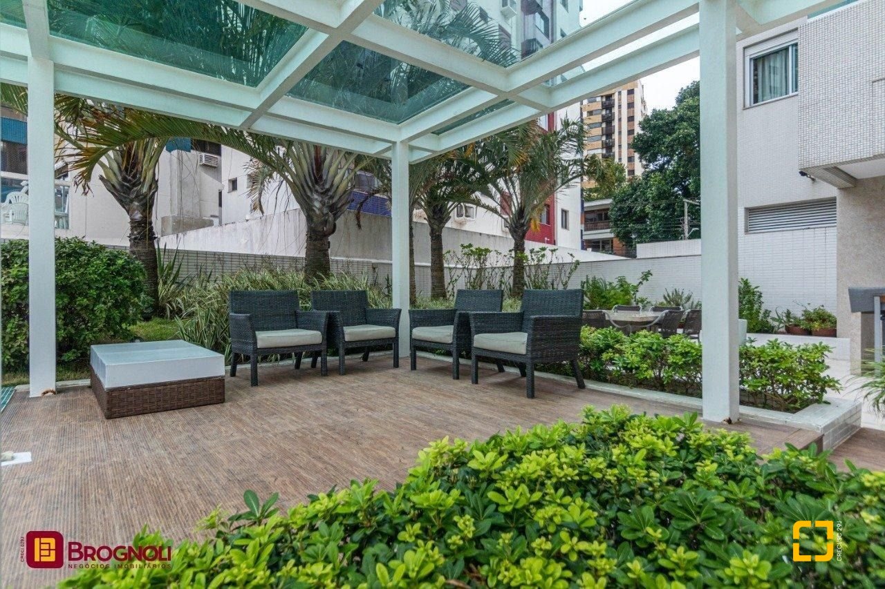Apartamento com 112m², 4 quartos (sendo 2 suítes), 2 garagens, no bairro Centro em Florianópolis