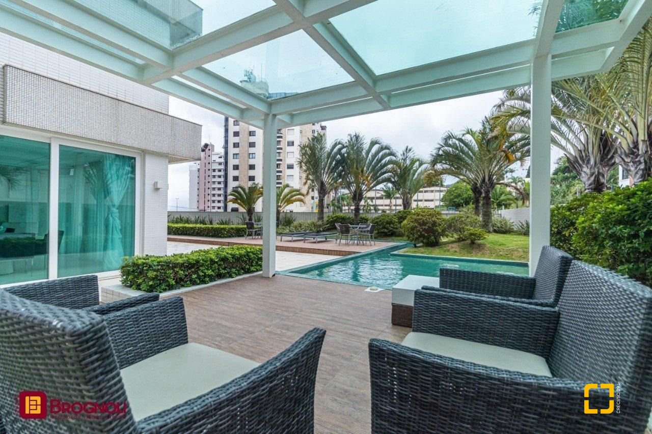 Apartamento com 112m², 4 quartos (sendo 2 suítes), 2 garagens, no bairro Centro em Florianópolis