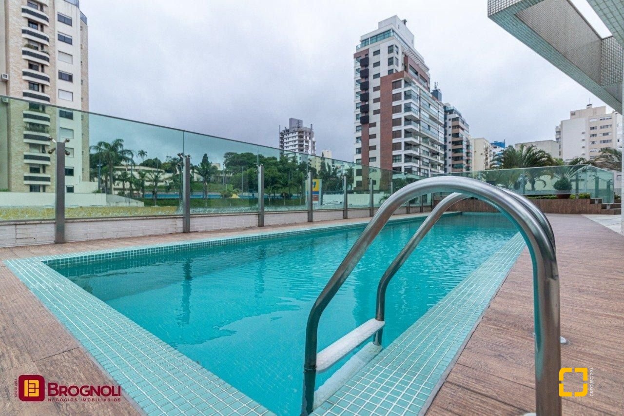 Apartamento com 112m², 4 quartos (sendo 2 suítes), 2 garagens, no bairro Centro em Florianópolis