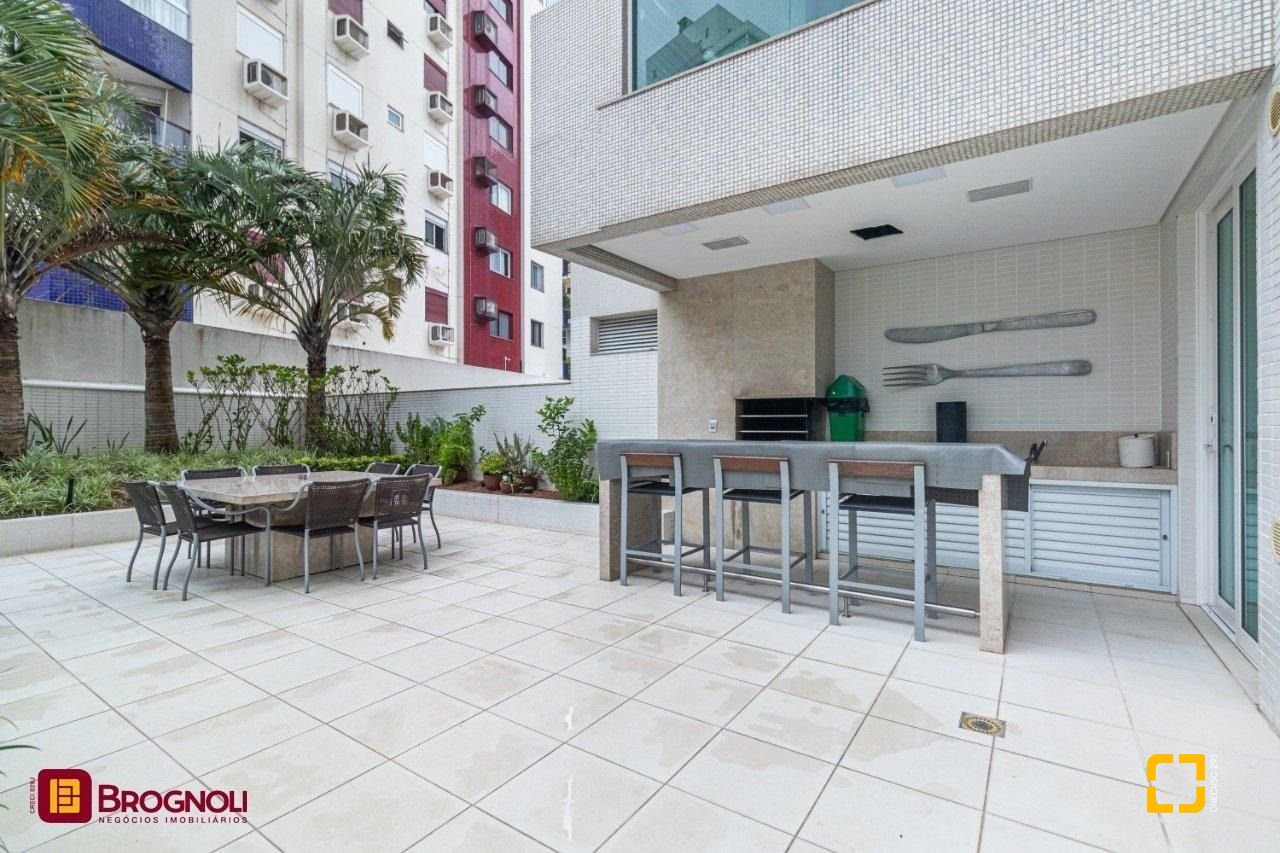 Apartamento com 112m², 4 quartos (sendo 2 suítes), 2 garagens, no bairro Centro em Florianópolis