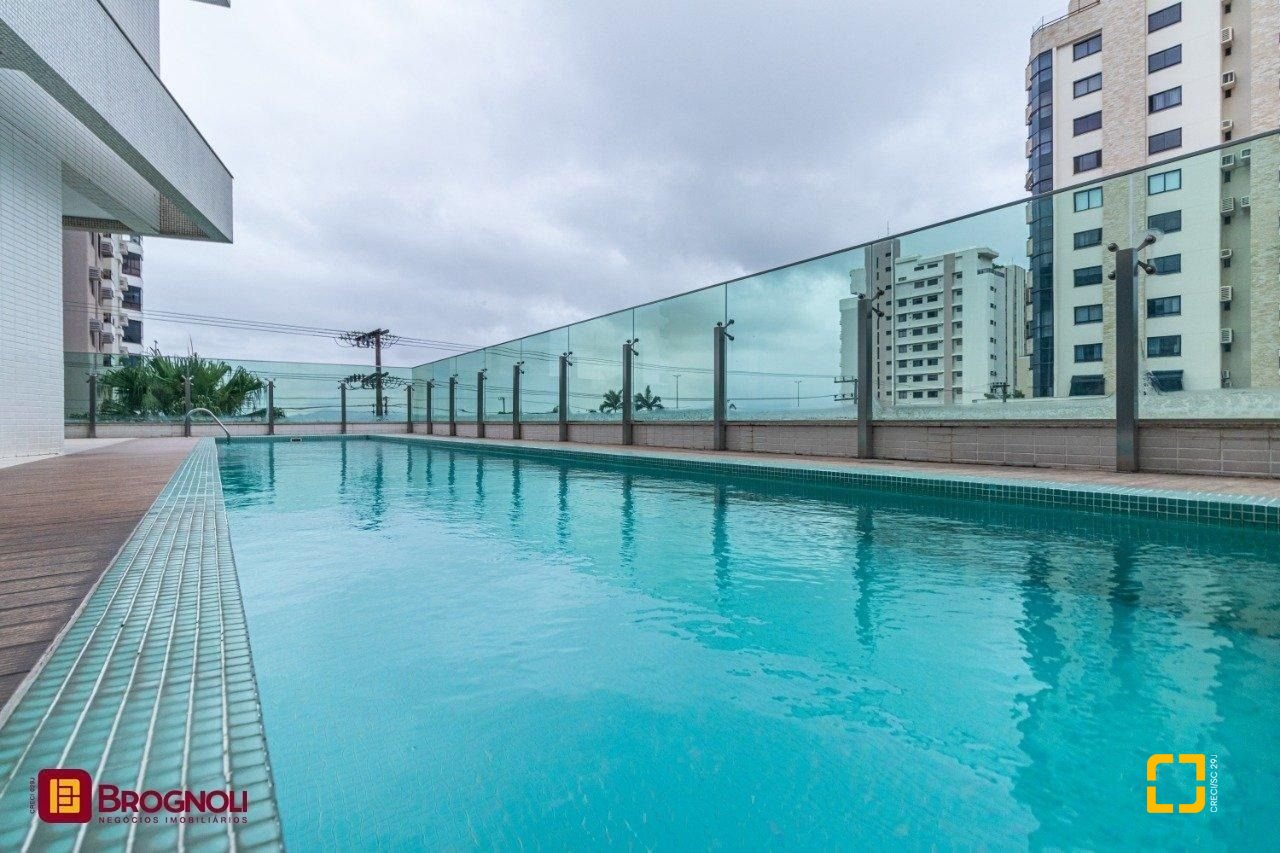 Apartamento com 112m², 4 quartos (sendo 2 suítes), 2 garagens, no bairro Centro em Florianópolis