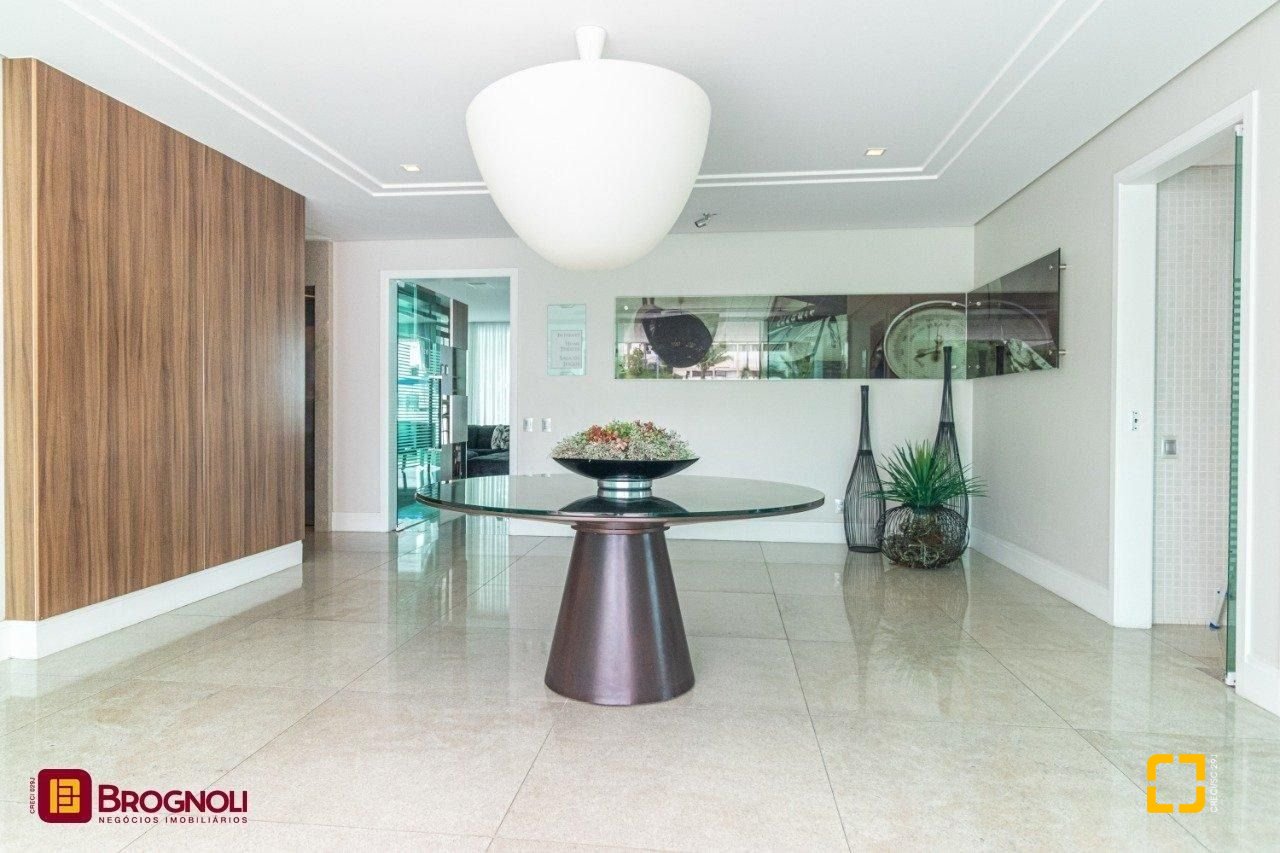 Apartamento com 112m², 4 quartos (sendo 2 suítes), 2 garagens, no bairro Centro em Florianópolis