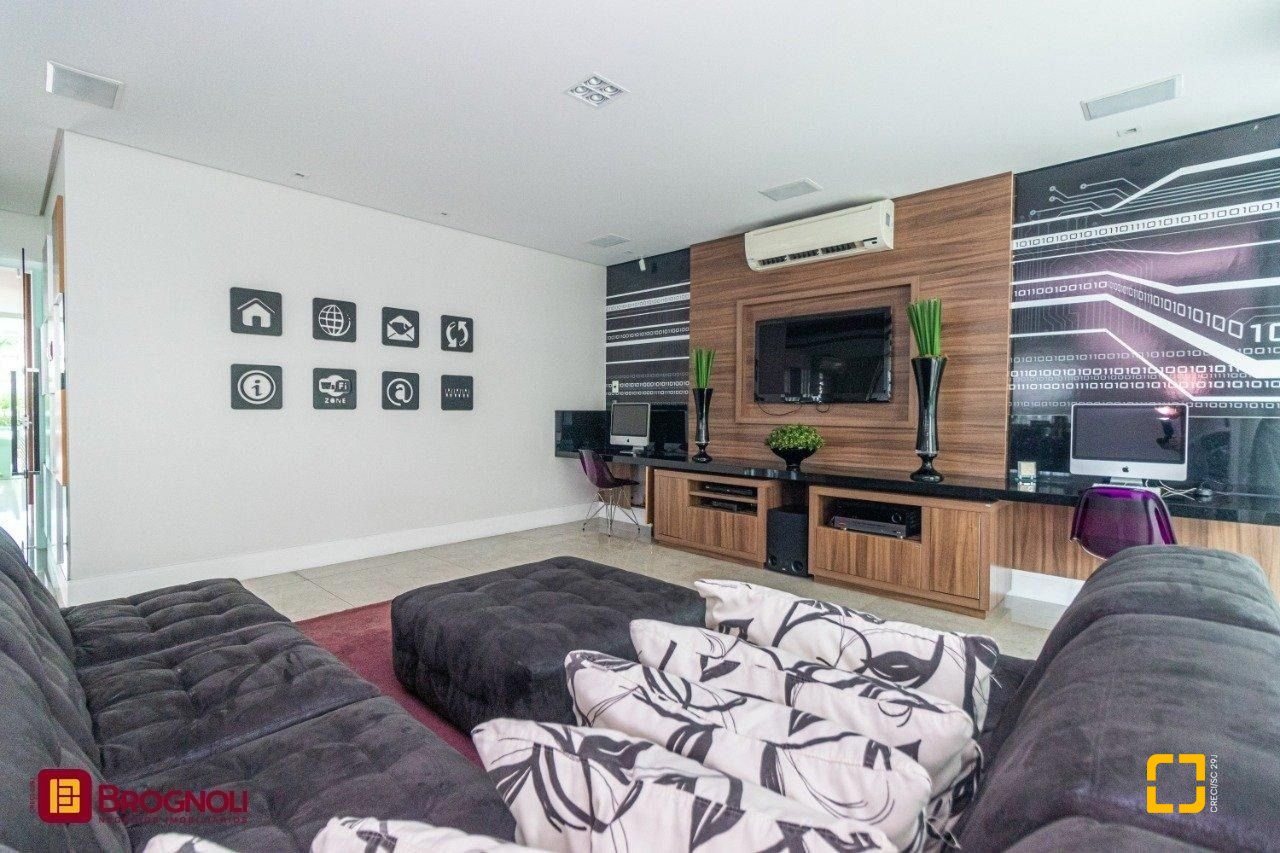 Apartamento com 112m², 4 quartos (sendo 2 suítes), 2 garagens, no bairro Centro em Florianópolis