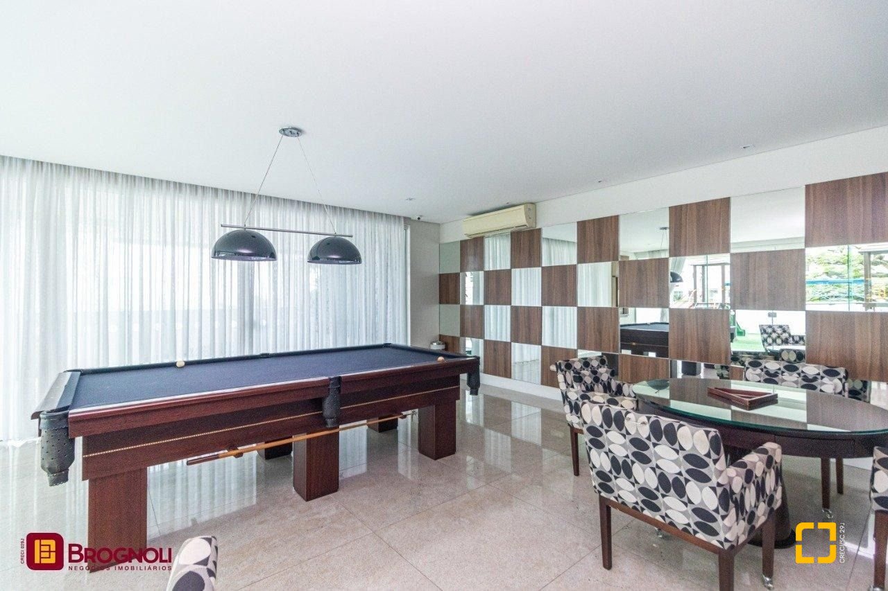 Apartamento com 112m², 4 quartos (sendo 2 suítes), 2 garagens, no bairro Centro em Florianópolis