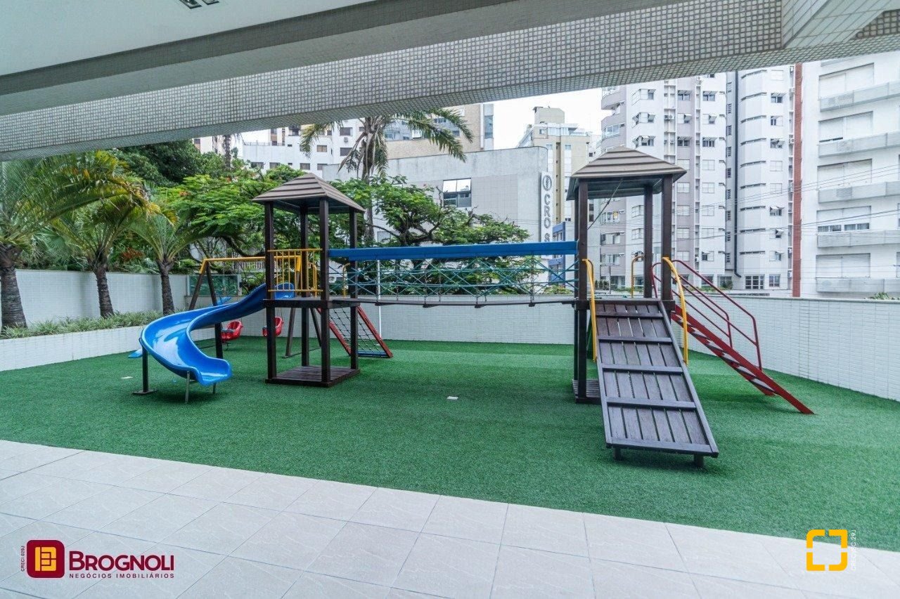 Apartamento com 112m², 4 quartos (sendo 2 suítes), 2 garagens, no bairro Centro em Florianópolis