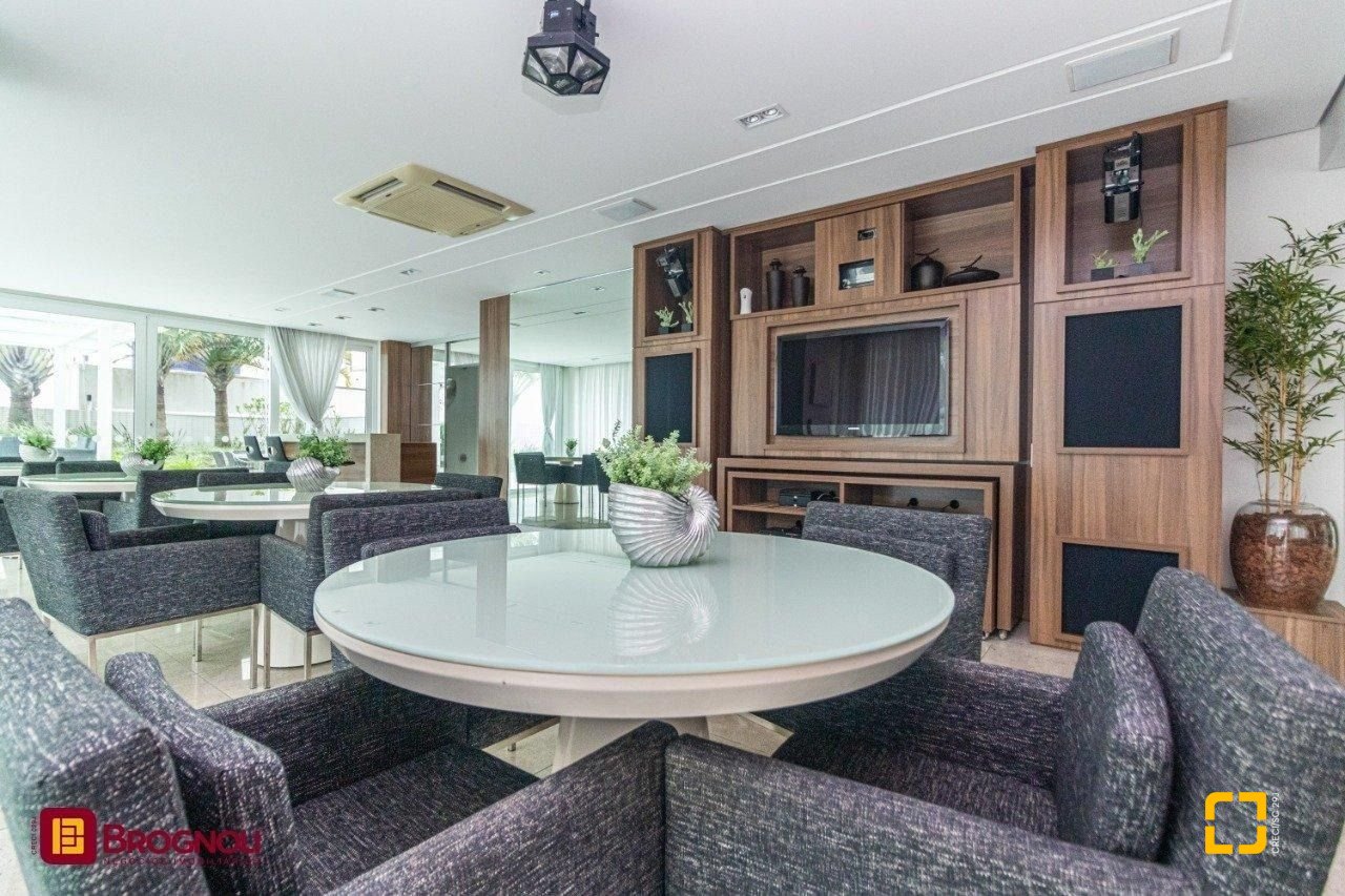 Apartamento com 112m², 4 quartos (sendo 2 suítes), 2 garagens, no bairro Centro em Florianópolis