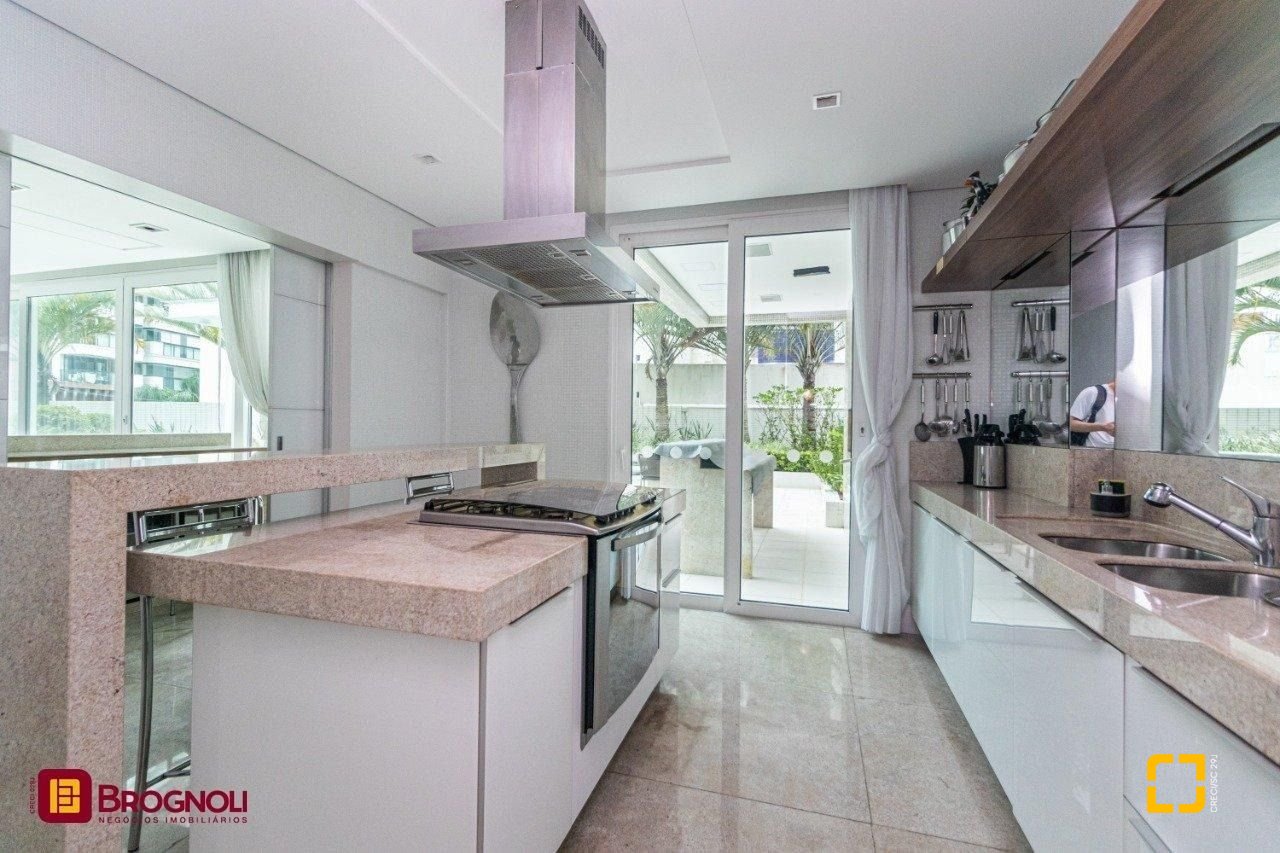 Apartamento com 112m², 4 quartos (sendo 2 suítes), 2 garagens, no bairro Centro em Florianópolis