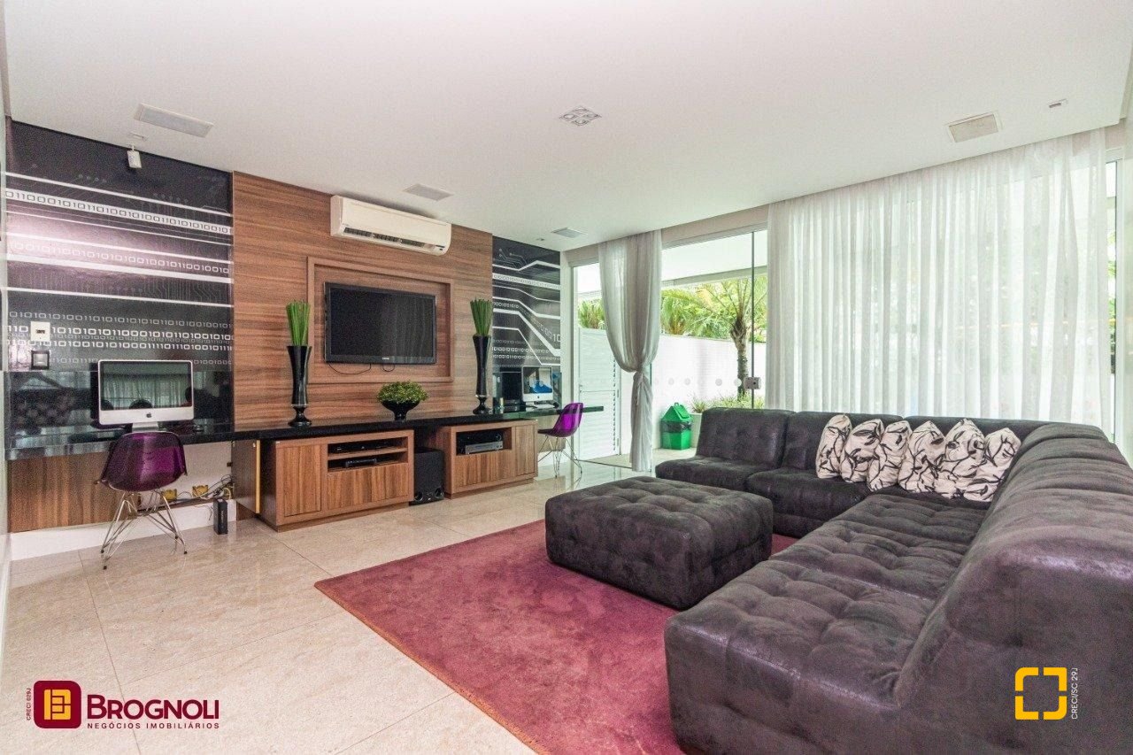 Apartamento com 112m², 4 quartos (sendo 2 suítes), 2 garagens, no bairro Centro em Florianópolis