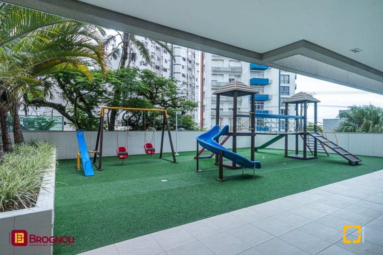 Apartamento com 112m², 4 quartos (sendo 2 suítes), 2 garagens, no bairro Centro em Florianópolis