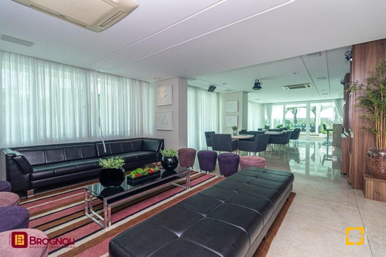 Apartamento com 112m², 4 quartos (sendo 2 suítes), 2 garagens, no bairro Centro em Florianópolis