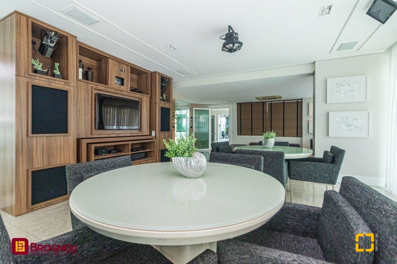 Apartamento com 112m², 4 quartos (sendo 2 suítes), 2 garagens, no bairro Centro em Florianópolis
