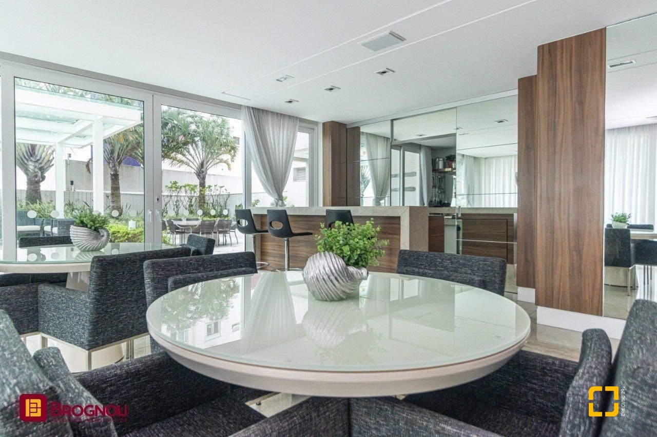 Apartamento com 112m², 4 quartos (sendo 2 suítes), 2 garagens, no bairro Centro em Florianópolis