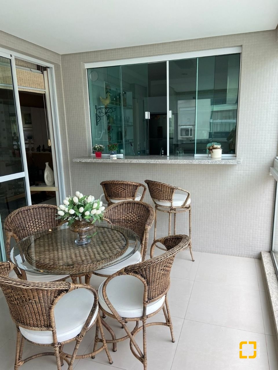 Apartamento com 112m², 4 quartos (sendo 2 suítes), 2 garagens, no bairro Centro em Florianópolis