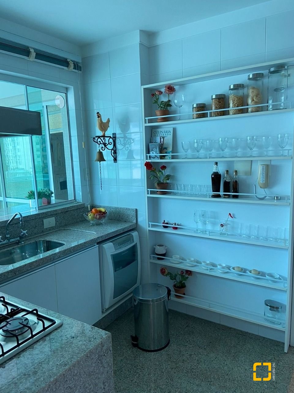 Apartamento com 112m², 4 quartos (sendo 2 suítes), 2 garagens, no bairro Centro em Florianópolis