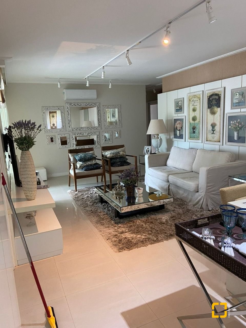 Apartamento com 112m², 4 quartos (sendo 2 suítes), 2 garagens, no bairro Centro em Florianópolis