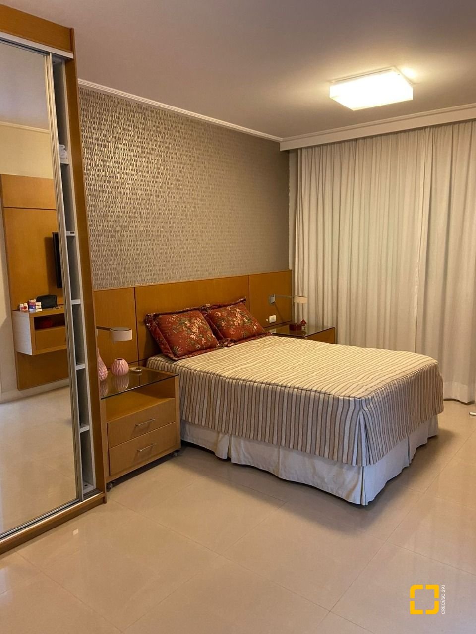 Apartamento com 112m², 4 quartos (sendo 2 suítes), 2 garagens, no bairro Centro em Florianópolis