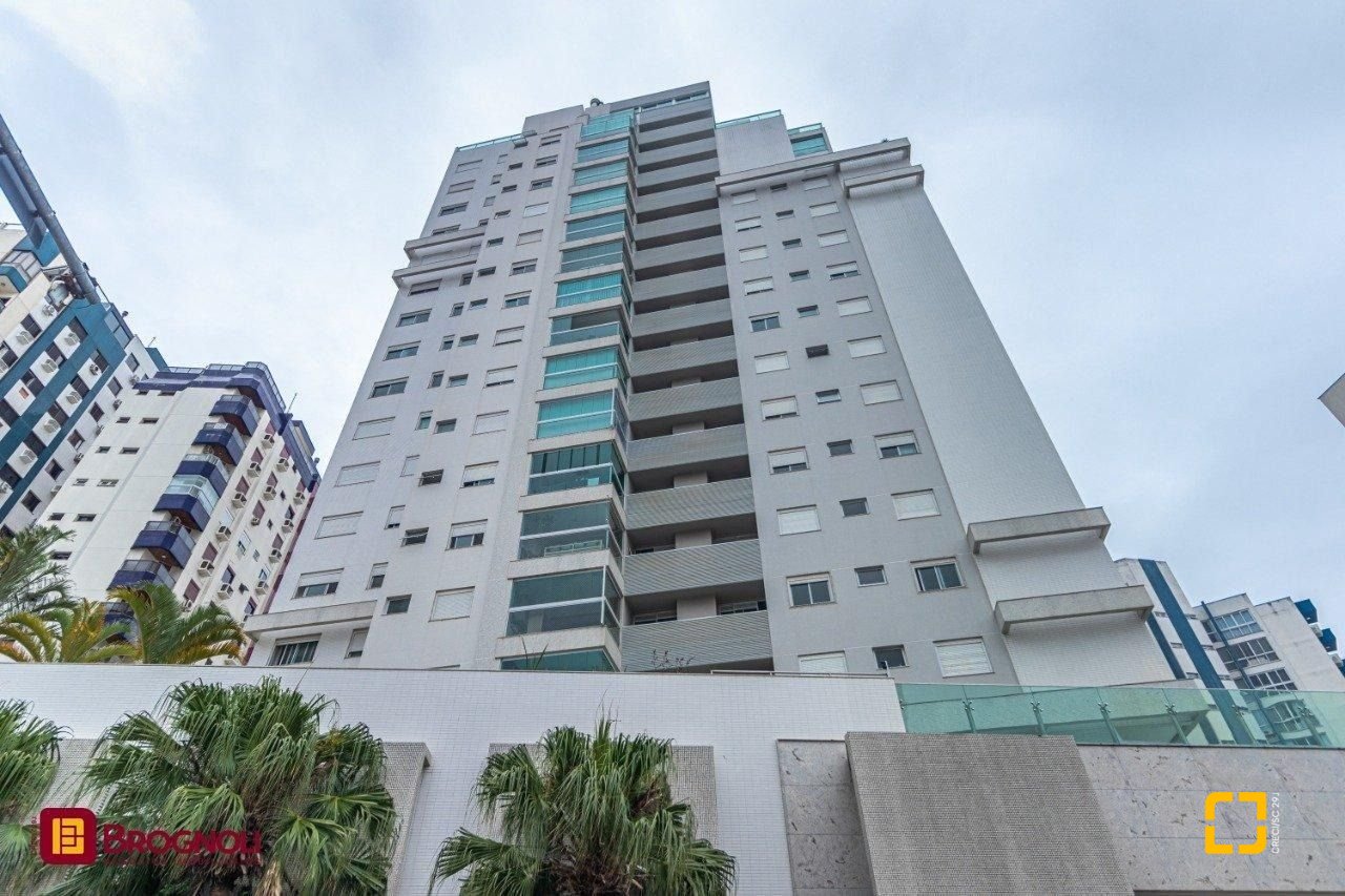 Apartamento com 112m², 4 quartos (sendo 2 suítes), 2 garagens, no bairro Centro em Florianópolis