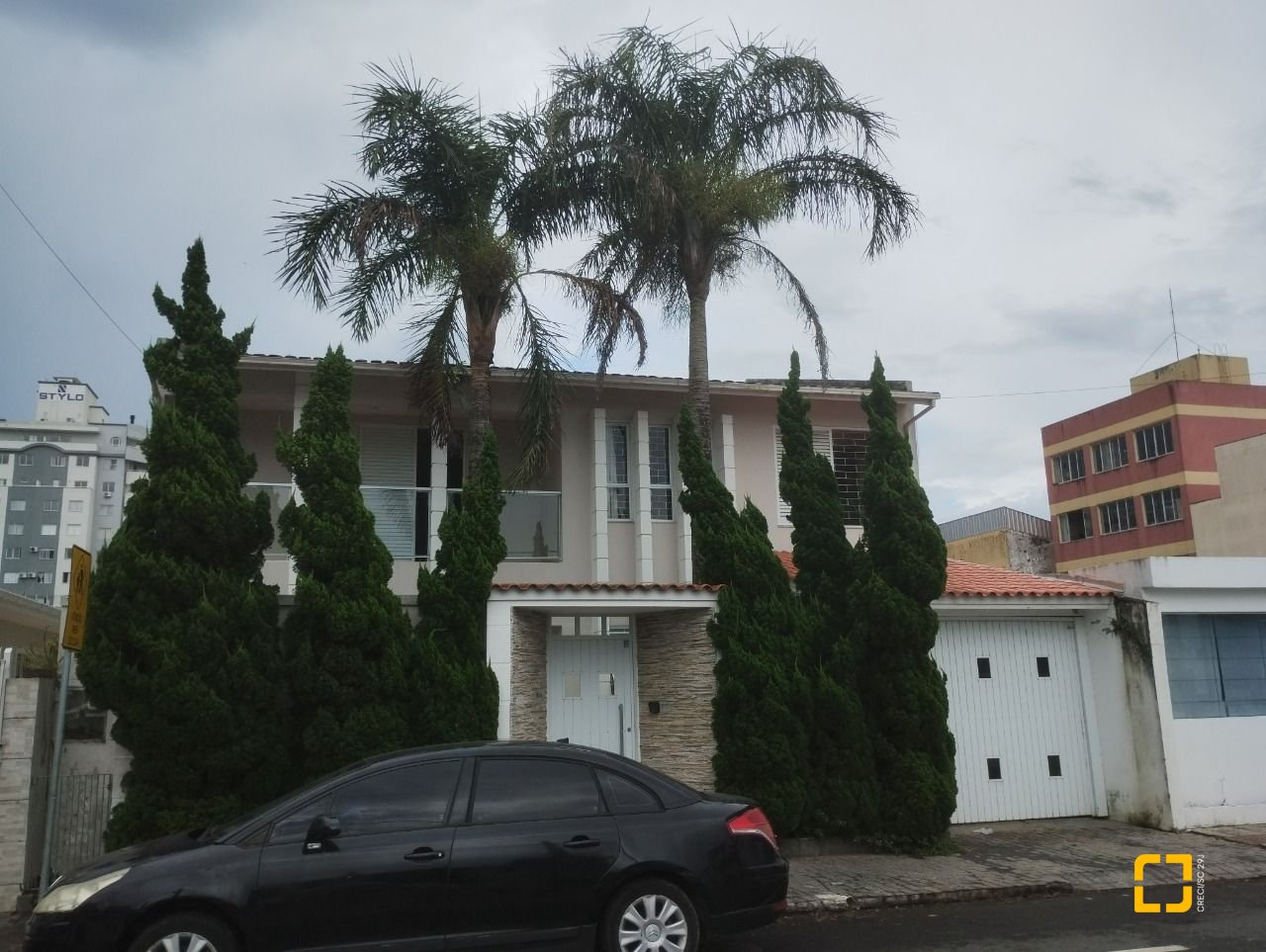 Casa com 420m², 5 quartos (sendo 3 suítes), 2 garagens, no bairro Barreiros em São José
