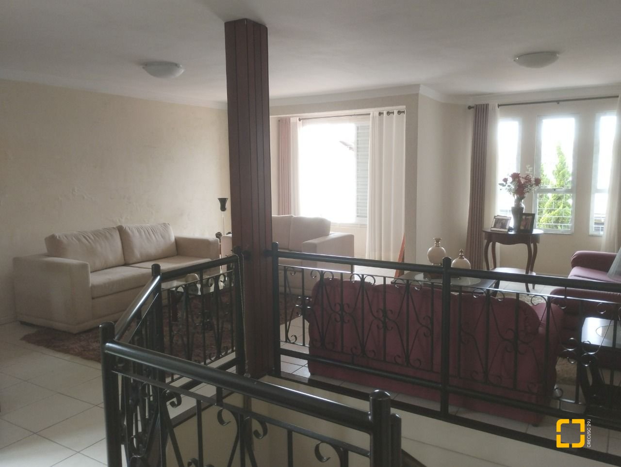 Casa com 420m², 5 quartos (sendo 3 suítes), 2 garagens, no bairro Barreiros em São José
