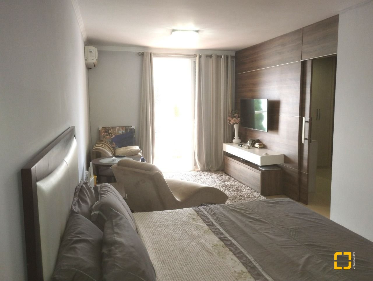 Casa com 420m², 5 quartos (sendo 3 suítes), 2 garagens, no bairro Barreiros em São José