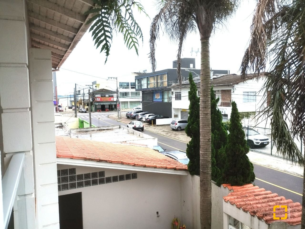 Casa com 420m², 5 quartos (sendo 3 suítes), 2 garagens, no bairro Barreiros em São José