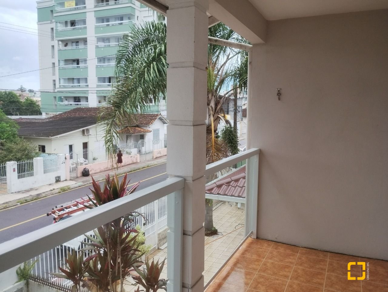 Casa com 420m², 5 quartos (sendo 3 suítes), 2 garagens, no bairro Barreiros em São José