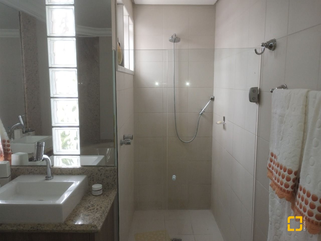 Casa com 420m², 5 quartos (sendo 3 suítes), 2 garagens, no bairro Barreiros em São José
