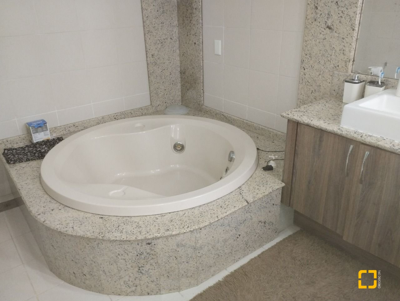 Casa com 420m², 5 quartos (sendo 3 suítes), 2 garagens, no bairro Barreiros em São José