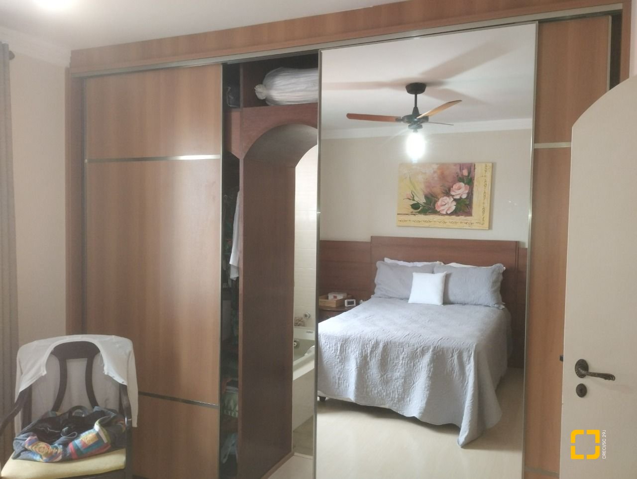 Casa com 420m², 5 quartos (sendo 3 suítes), 2 garagens, no bairro Barreiros em São José