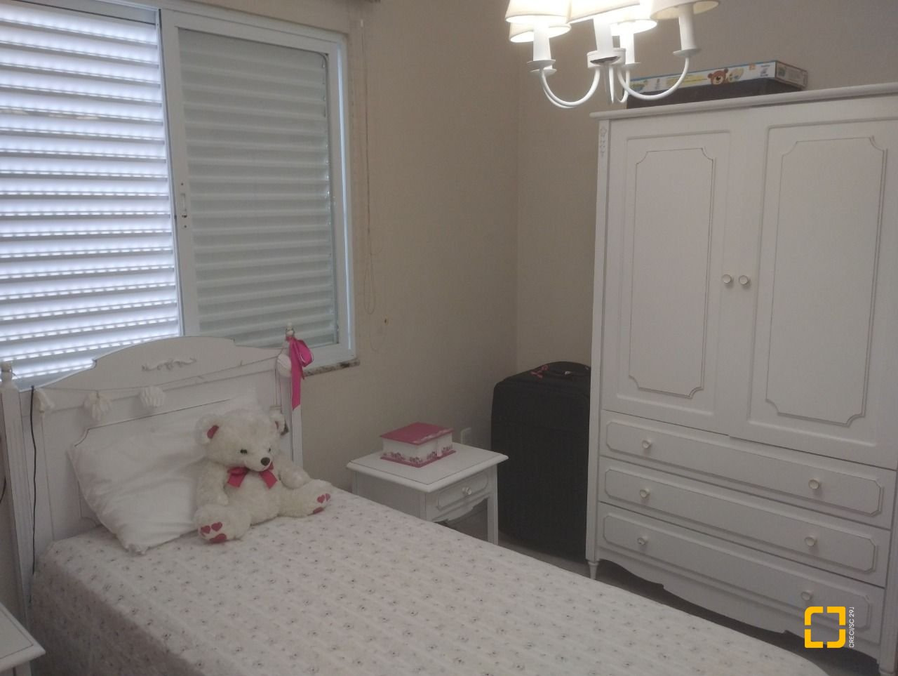 Casa com 420m², 5 quartos (sendo 3 suítes), 2 garagens, no bairro Barreiros em São José