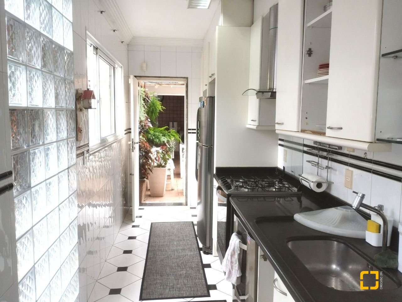 Casa com 420m², 5 quartos (sendo 3 suítes), 2 garagens, no bairro Barreiros em São José