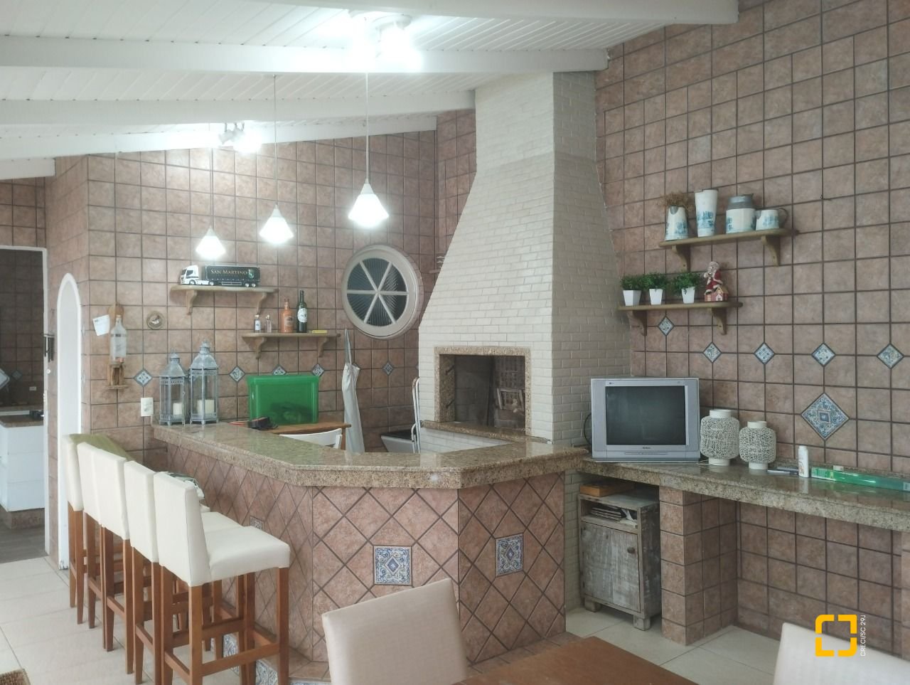 Casa com 420m², 5 quartos (sendo 3 suítes), 2 garagens, no bairro Barreiros em São José