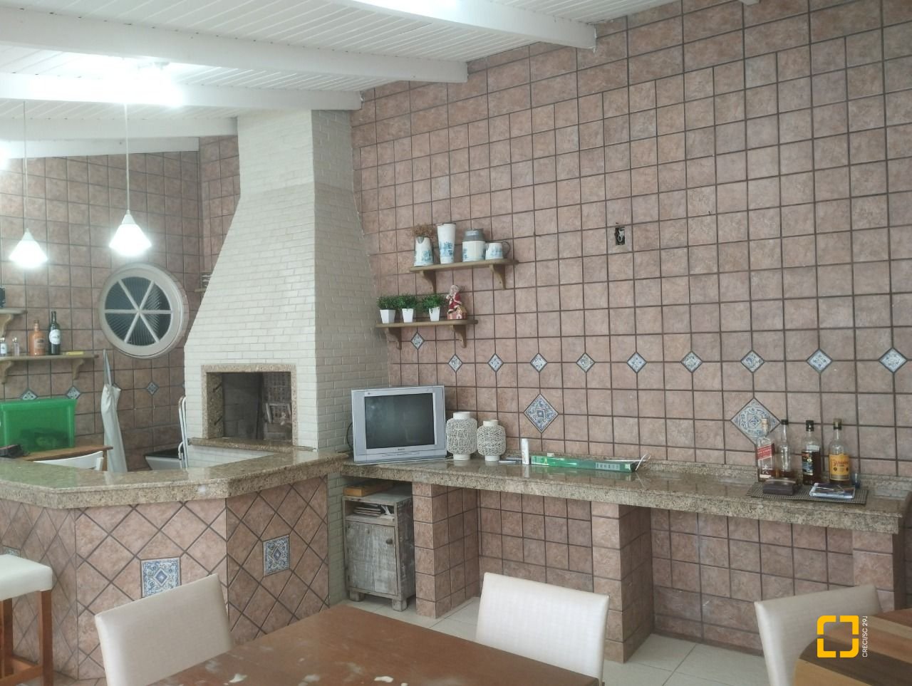 Casa com 420m², 5 quartos (sendo 3 suítes), 2 garagens, no bairro Barreiros em São José