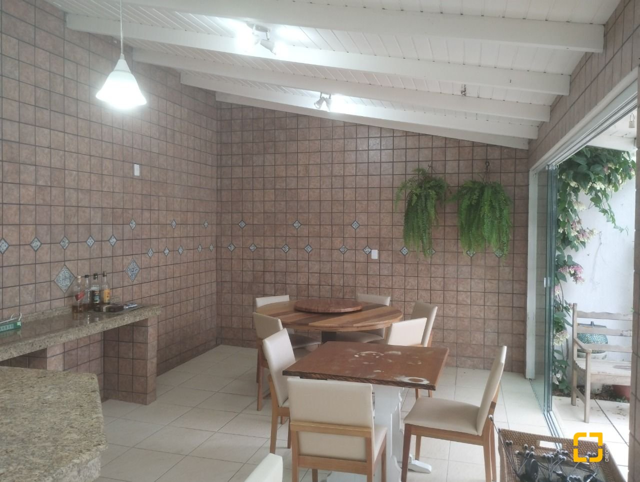 Casa com 420m², 5 quartos (sendo 3 suítes), 2 garagens, no bairro Barreiros em São José