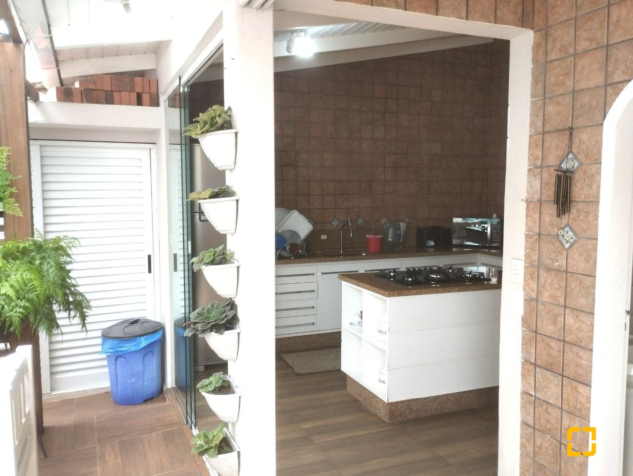 Casa com 420m², 5 quartos (sendo 3 suítes), 2 garagens, no bairro Barreiros em São José