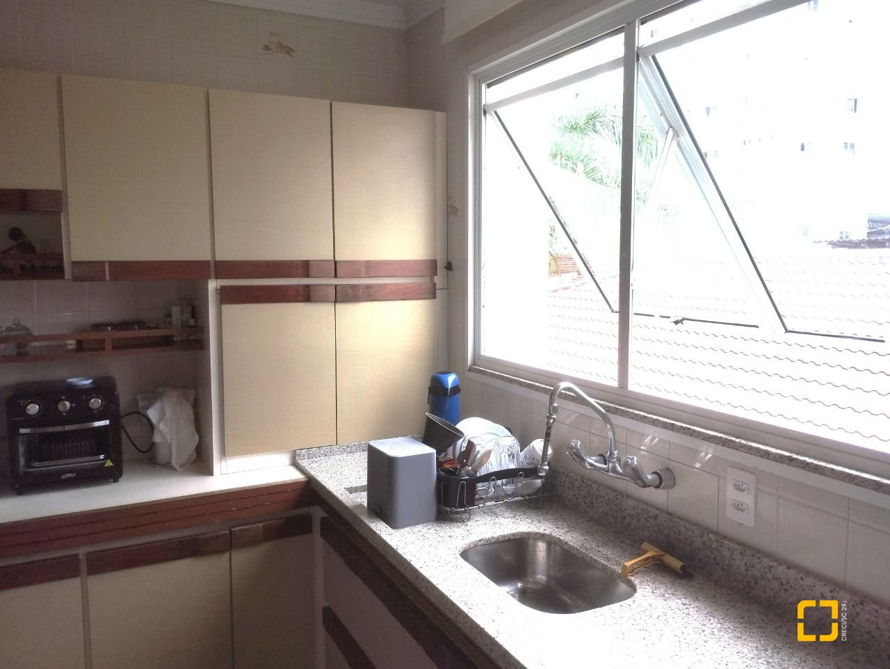 Casa com 420m², 5 quartos (sendo 3 suítes), 2 garagens, no bairro Barreiros em São José
