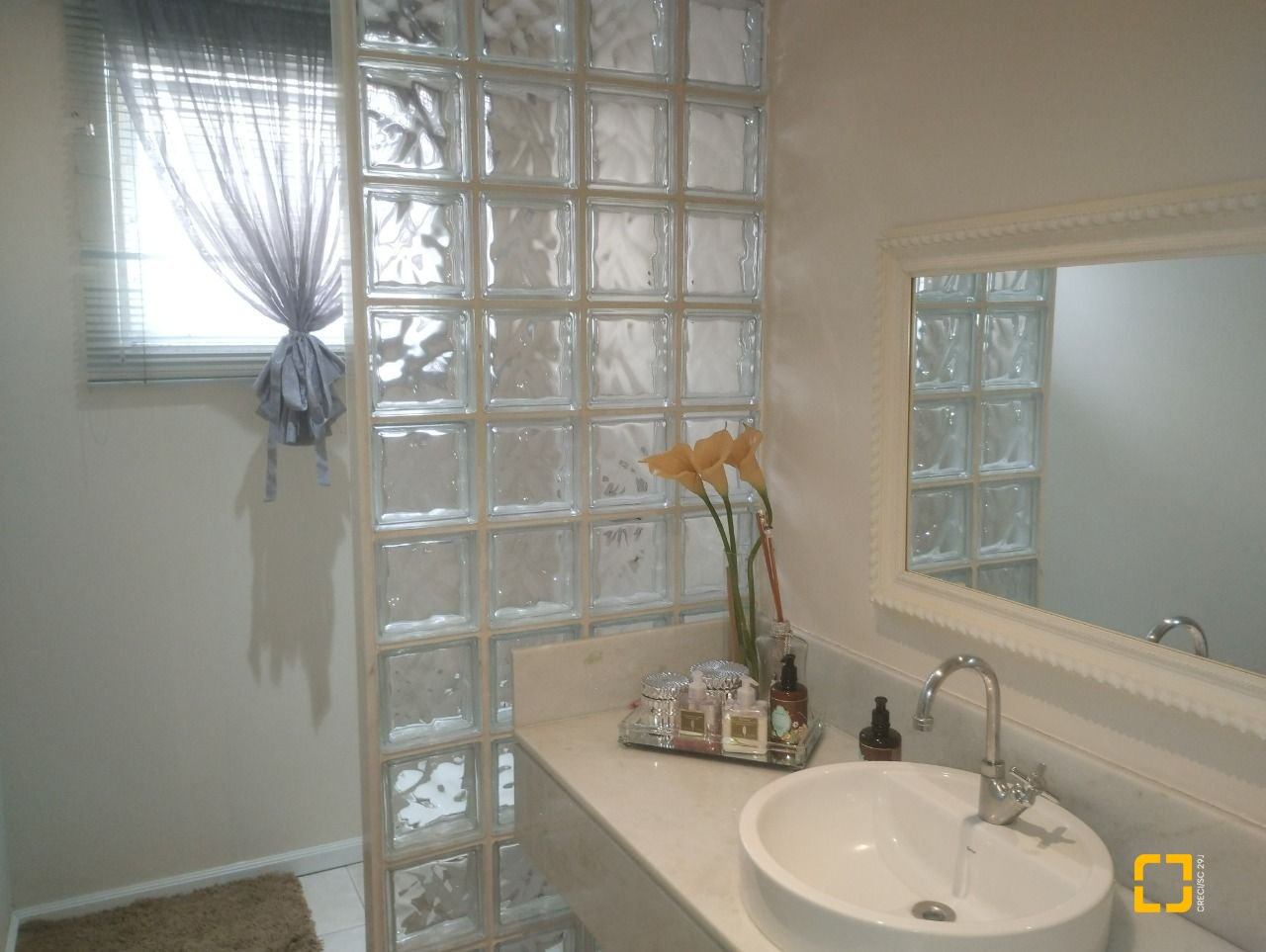 Casa com 420m², 5 quartos (sendo 3 suítes), 2 garagens, no bairro Barreiros em São José