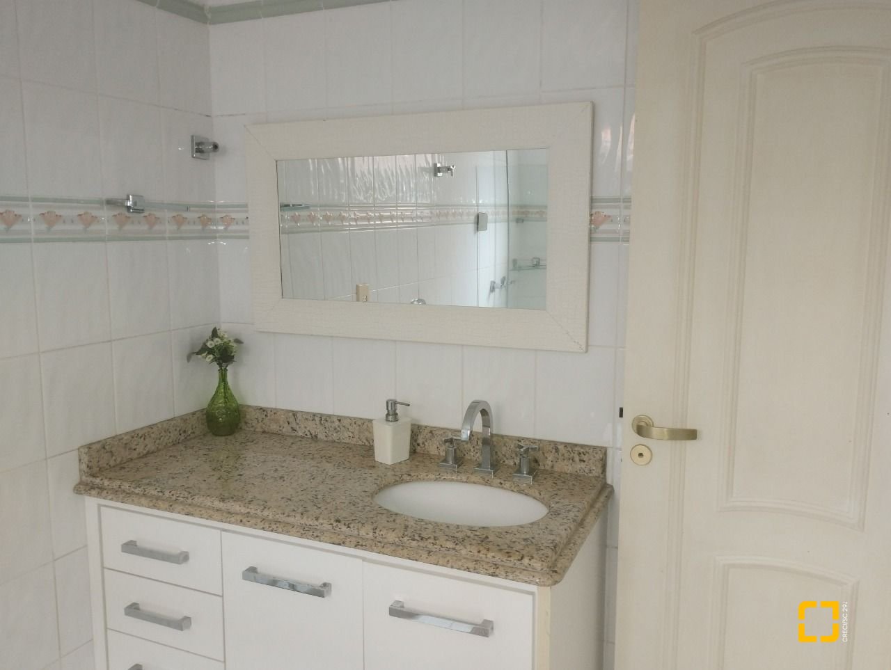 Casa com 420m², 5 quartos (sendo 3 suítes), 2 garagens, no bairro Barreiros em São José