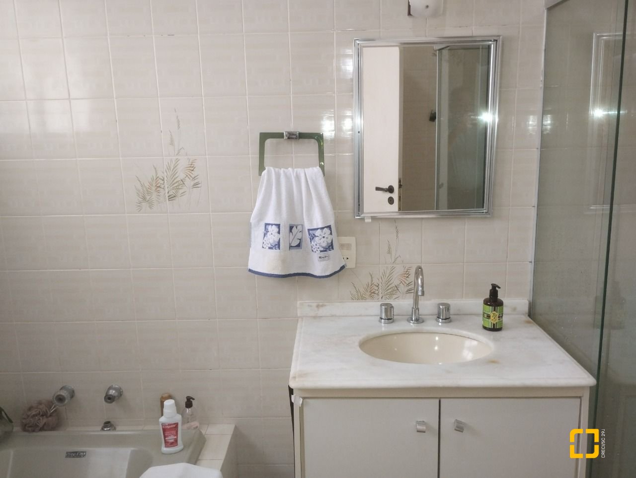 Casa com 420m², 5 quartos (sendo 3 suítes), 2 garagens, no bairro Barreiros em São José