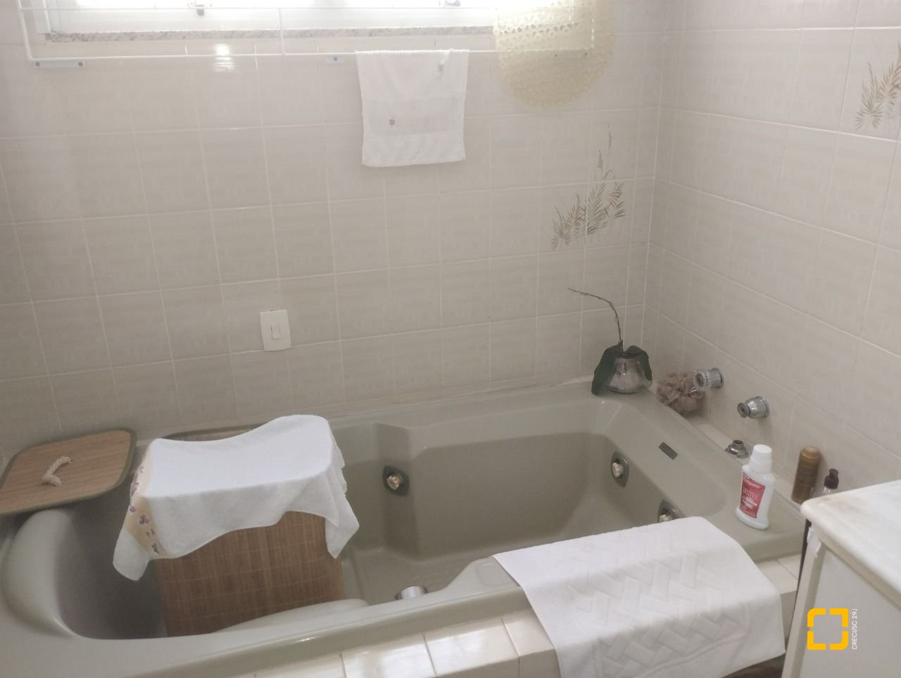 Casa com 420m², 5 quartos (sendo 3 suítes), 2 garagens, no bairro Barreiros em São José