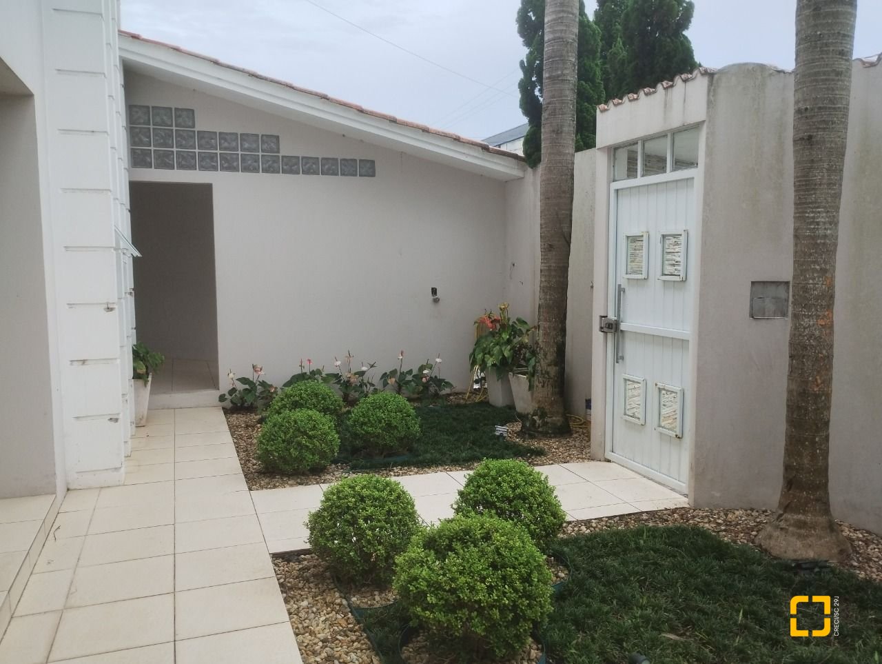 Casa com 420m², 5 quartos (sendo 3 suítes), 2 garagens, no bairro Barreiros em São José