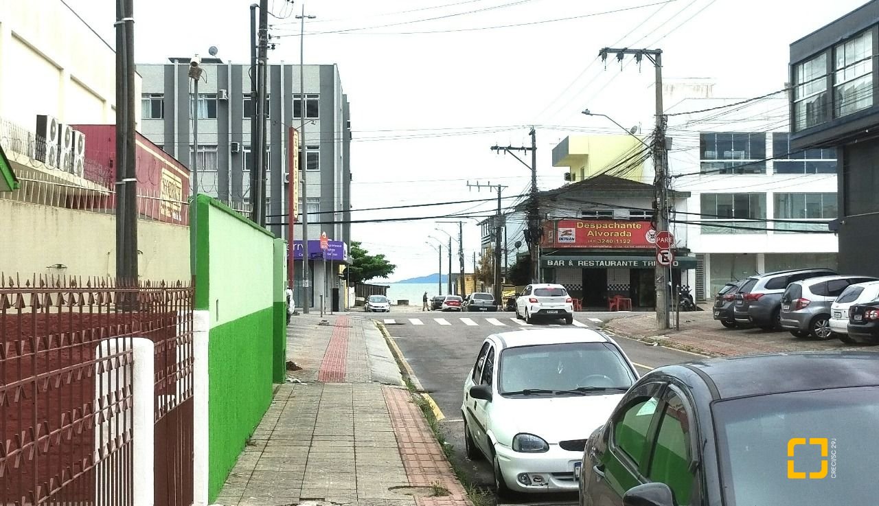 Casa com 420m², 5 quartos (sendo 3 suítes), 2 garagens, no bairro Barreiros em São José