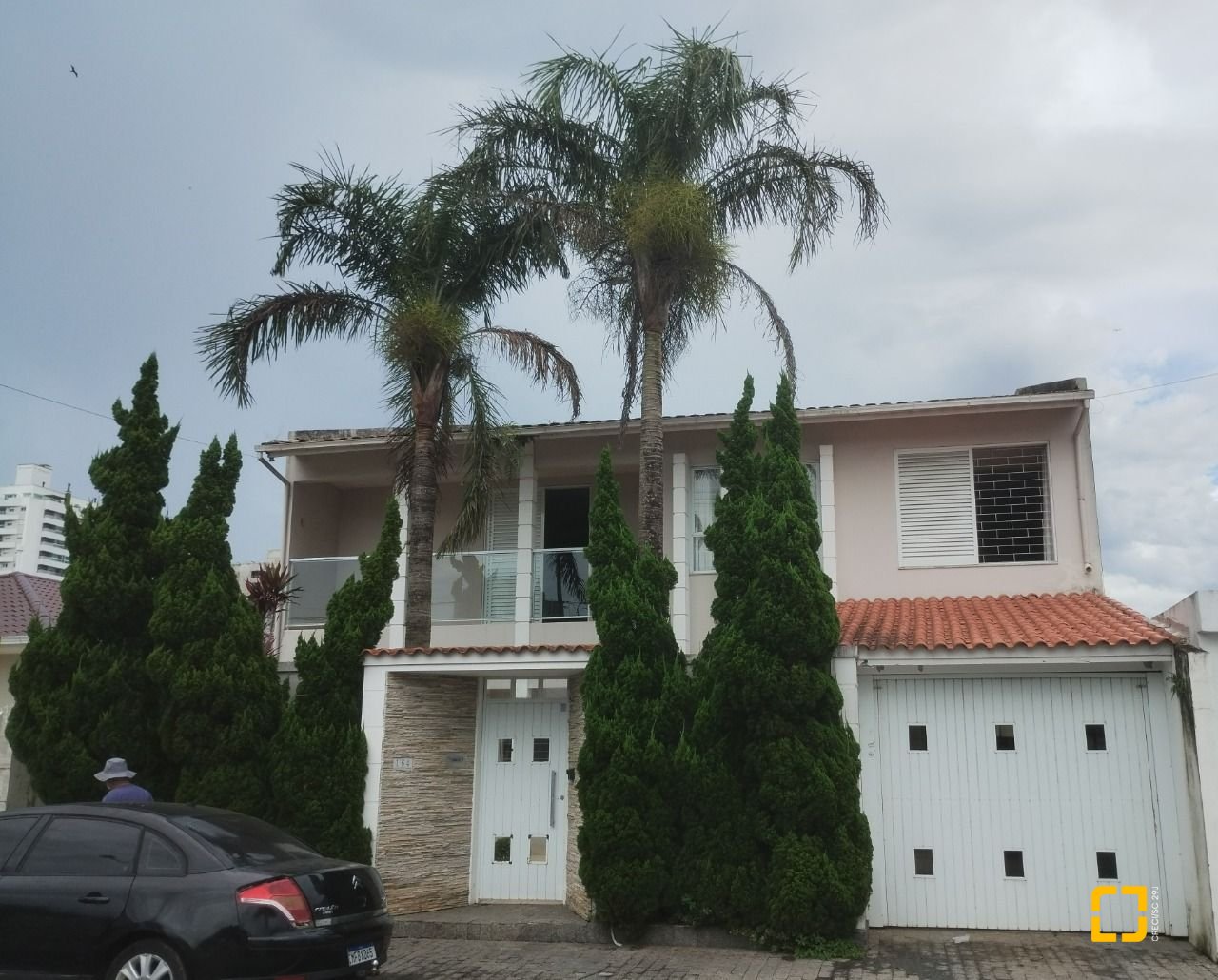 Casa com 420m², 5 quartos (sendo 3 suítes), 2 garagens, no bairro Barreiros em São José