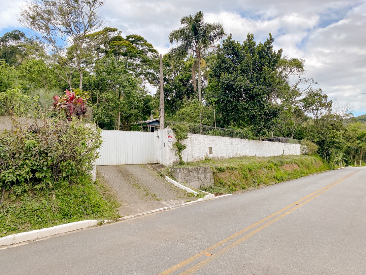 Casa com 200m², 4 quartos (sendo 1 suíte), 2 garagens, no bairro Ratones em Florianópolis