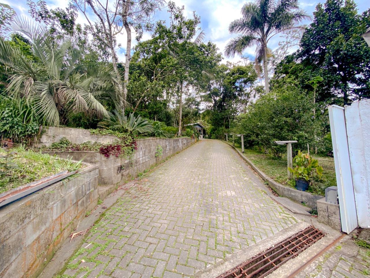 Casa com 200m², 4 quartos (sendo 1 suíte), 2 garagens, no bairro Ratones em Florianópolis