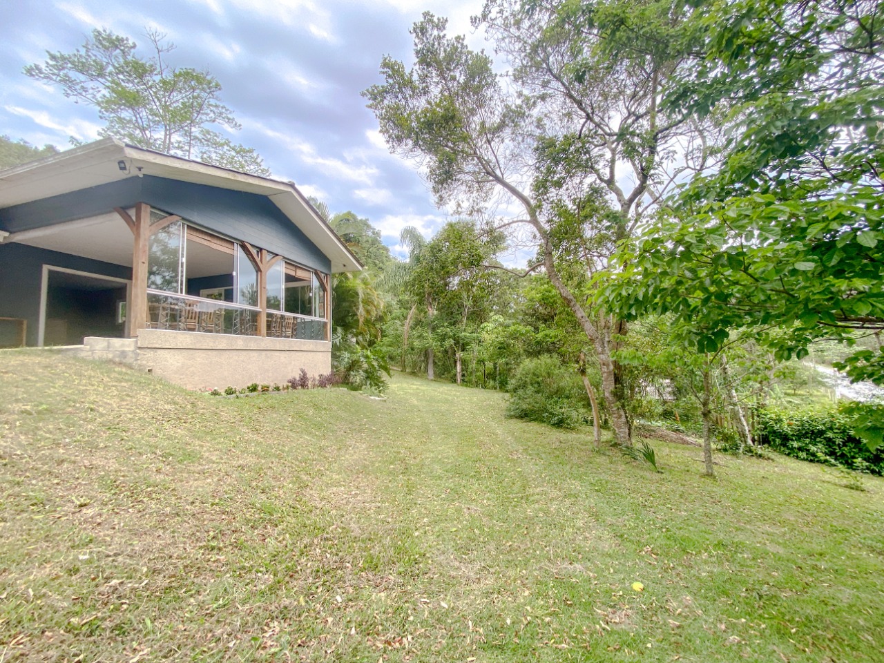 Casa com 200m², 4 quartos (sendo 1 suíte), 2 garagens, no bairro Ratones em Florianópolis